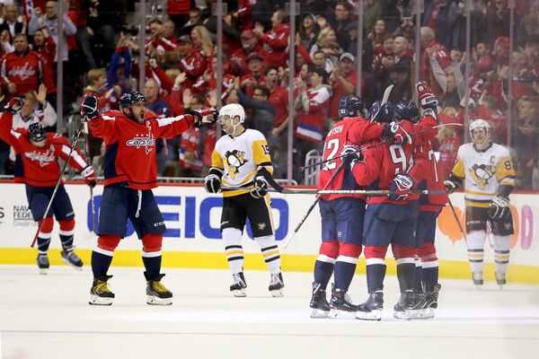 Нападающий Вашингтона Александр Овечкин празднует с партнерами заброшенную шайбу в матче НХЛ с Питтсбургом