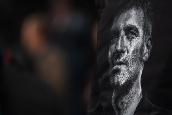 Портрет бывшего главного тренера Спартака Массимо Карреры на свитере болельщика в аэропорту Шереметьево в Москве
