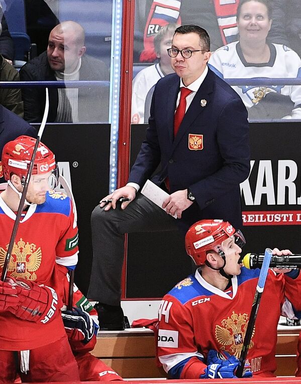 Главный тренер сборной России Илья Воробьёв (в центре)
