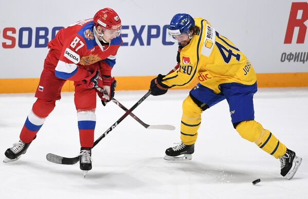 Игроки сборной России Максим Шалунов (слева) и игрок сборной Швеции Якоб Юсефсон