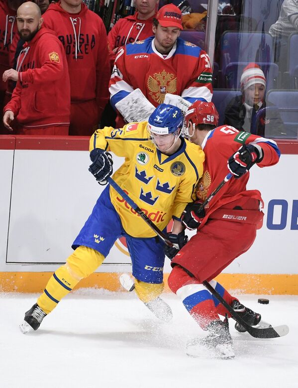 Защитник сборной Швеции Филип Хольм и форвард сборной России Антон Слепышев (справа)