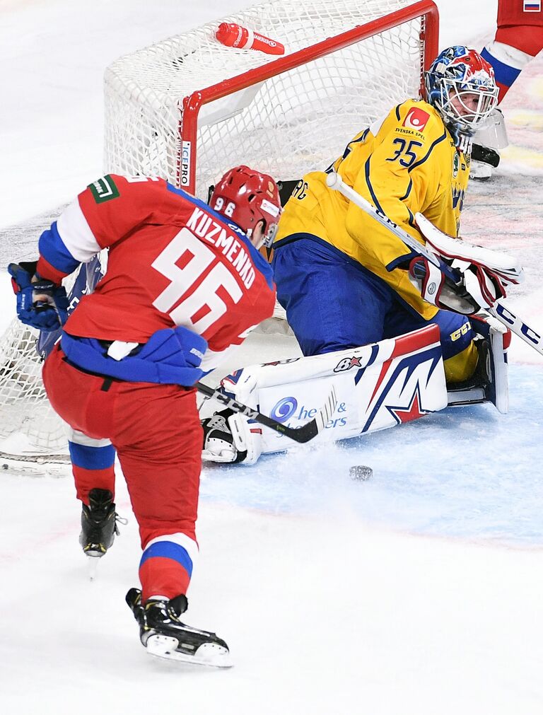 Форвард сборной России Андрей Кузьменко (слева) и вратарь сборной Швеции Магнус Хелльберг Форвард сборной России Андрей Кузьменко (слева) и вратарь сборной Швеции Магнус Хелльберг