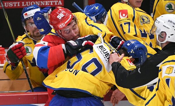 Игрок сборной России Антон Слепышев и игрок сборной Швеции Линус Юханссон (слева направо в центре)
