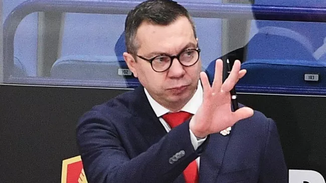 Главный тренер сборной России Илья Воробьёв (справа)