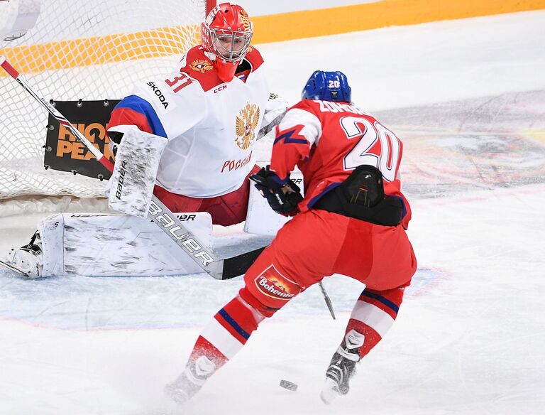 Вратарь сборной России Илья Сорокин (слева) и форвард сборной Чехии Гинек Зогорна Вратарь сборной России Илья Сорокин (слева) и форвард сборной Чехии Гинек Зогорна