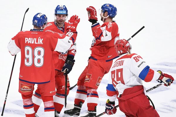 Хоккеисты сборной Чехии радуются заброшенной шайбе в ворота сборной России