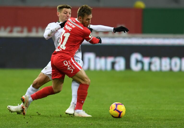 Хавбек Рубина Руслан Камболов (слева) и полузащитник Локомотива Мацей Рыбус