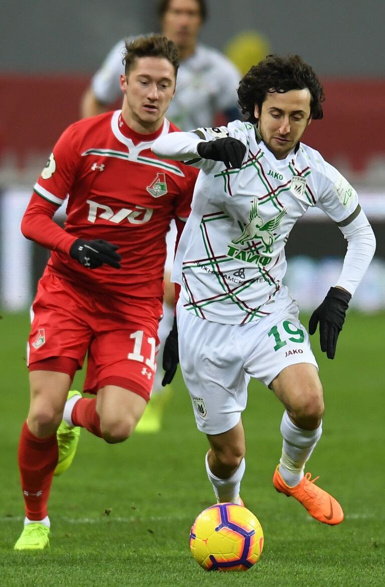 Хавбек Рубина Хорен Байрамян (справа) и полузащитник Локомотива Антон Миранчук