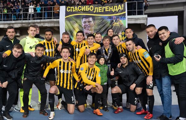 Андрей Аршавин с футболистами Кайрата после своего прощального матча