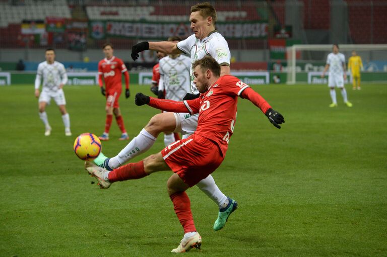 Форвард Рубина Александр Бухаров (слева) и хавбек Локомотива Мацей Рыбус