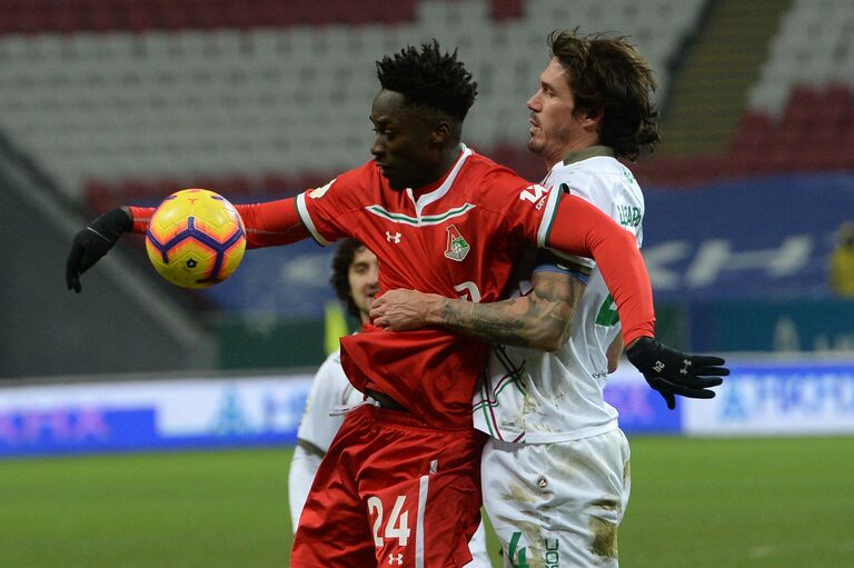 Защитник Рубина Сесар Навас (справа) и форвард Локомотива Антонио Эдер