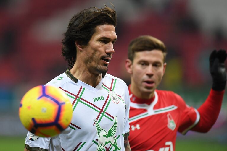 Защитник Рубина Сесар Навас (слева) и форвард Локомотива Фёдор Смолов