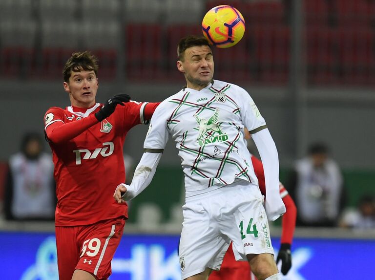 Защитник Рубина Владимир Гранат (справа) и хавбек Локомотива Алексей Миранчук