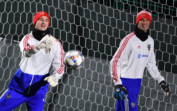 Вратари сборной России Андрей Лунёв (слева) и Антон Шунин