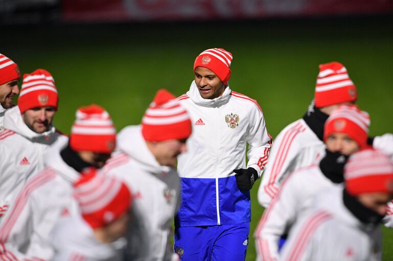 Нападающий сборной России Ари (в центре) Нападающий сборной России Ари (в центре)