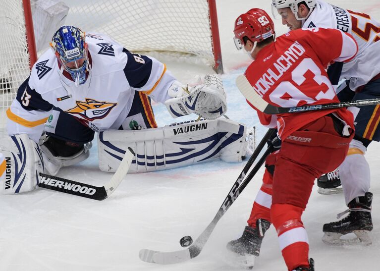 Нападающий Спартака Александр Хохлачёв (на первом плане) и вратарь Металлурга Василий Кошечкин (слева)