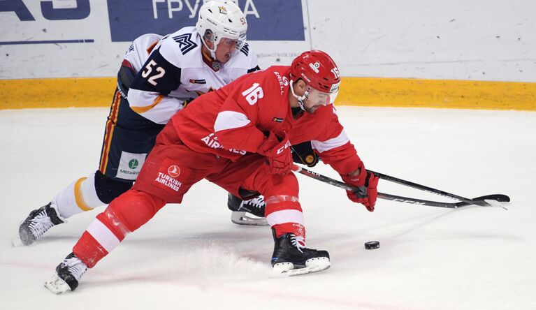 Нападающий Спартака Каспарс Даугавиньш (справа) и защитник Металлурга Максим Матушкин