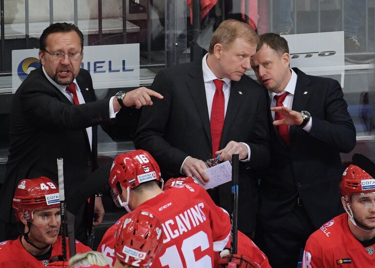 Тренер Спартака Игорь Уланов, генеральный менеджер Спартака Алексей Жамнов и тренер Спартака Максим Соловьев (слева направо на втором плане)