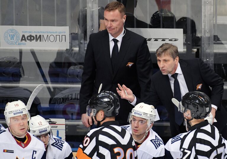 Нападающий Металлурга Сергей Мозякин (слева) и главный тренер Металлурга Йозеф Яндач (справа на втором плане)