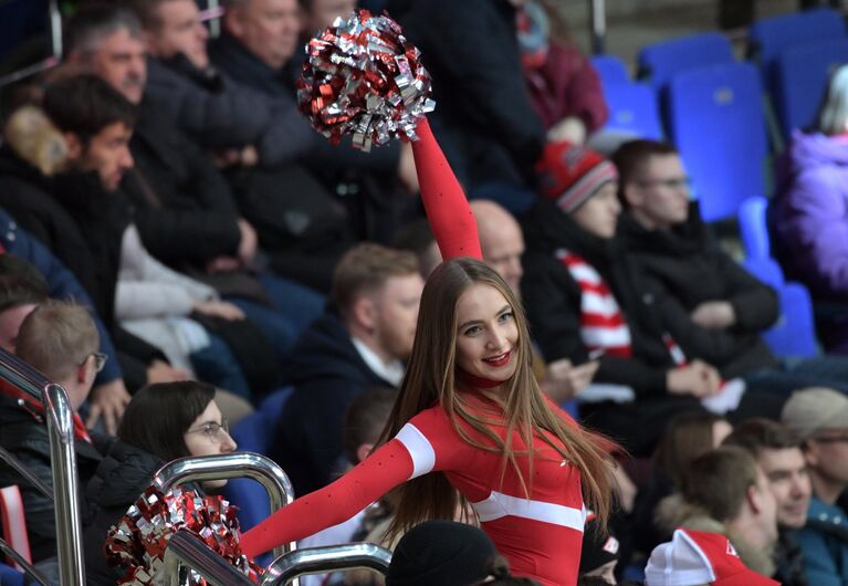 Девушка из группы поддержки Спартака