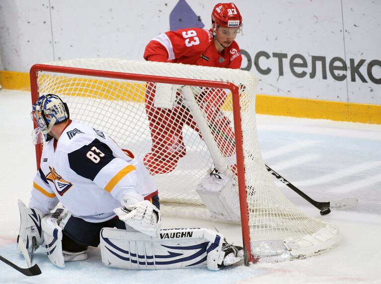 Вратарь Металлурга Василий Кошечкин (слева) и нападающий Спартака Александр Хохлачёв