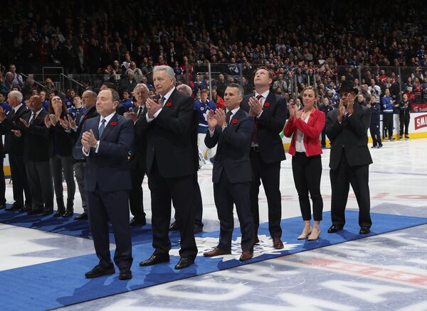 Александр Якушев (второй слева) на церемонии включения в Зал хоккейной славы в Торонто