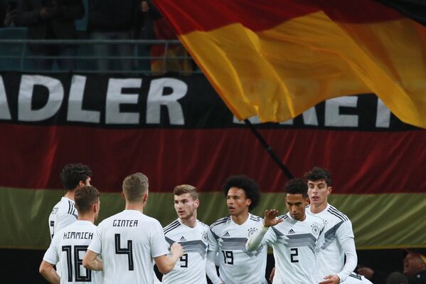 Игроки сборной Германии радуются забитому мячу в товарищеском матче с Россией