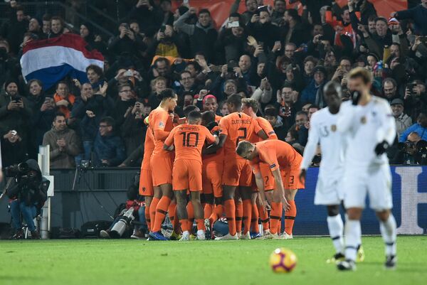 Футболисты сборной Нидерландоы радуются забитому мячу в ворота команды Франции