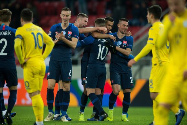 Футболисты сборной Словакии радуются победе над командой Украины