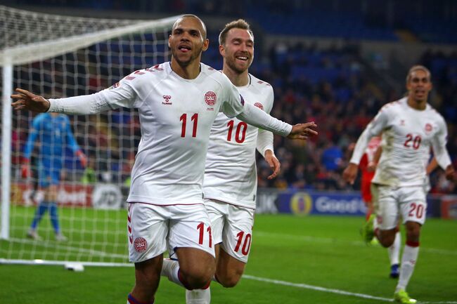 Футболисты сборной Дании радуются забитому мячу