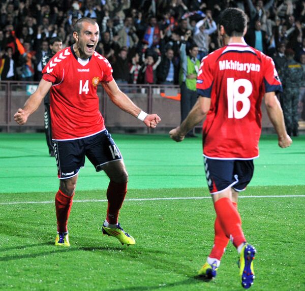 Футболисты сборной Армении Юра Мовсисян и Генрих Мхитарян