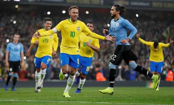 Форвард сборной Бразилии Неймар радуется забитому мячу в ворота уругвайцев