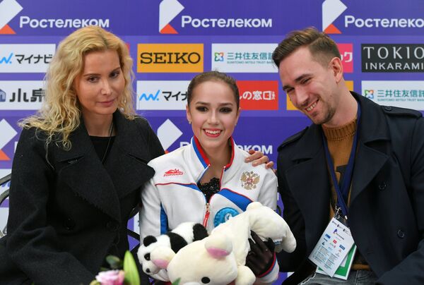 Тренер Этери Тутберидзе, Алина Загитова и хореограф Даниил Глейхенгауз (слева направо)