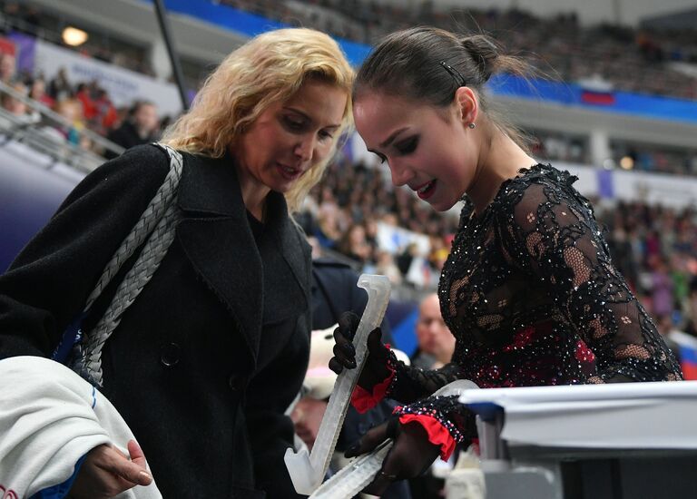 Этери Тутберидзе и Алина Загитова (справа)