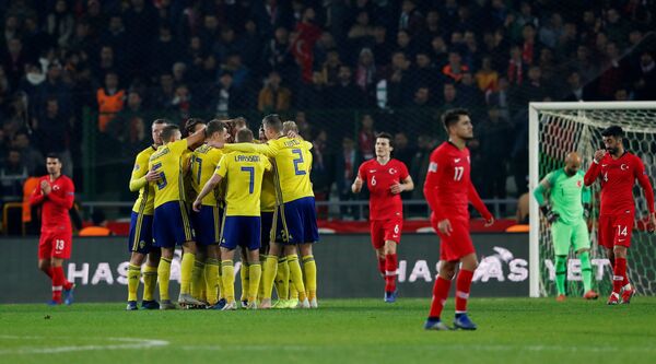 Футболисты сборной Швеции радуются забитому мячу