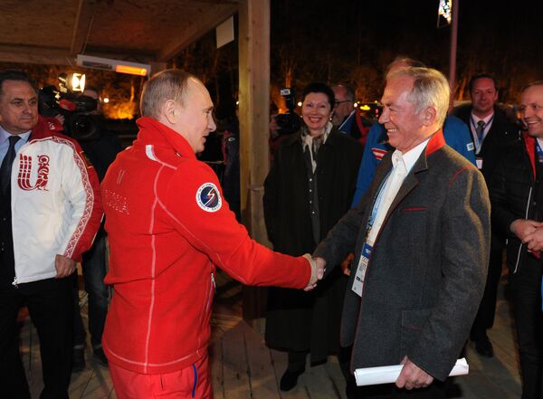 Президент России Владимир Путин и австрийский горнолыжник Карл Шранц (слева направо на первом плане)