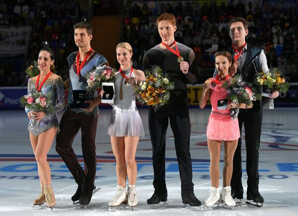 Николь Делла Моника и Маттео Гуаризе, Евгения Тарасова и Владимир Морозов, Дарья Павлюченко и Денис Ходыкин (слева направо)