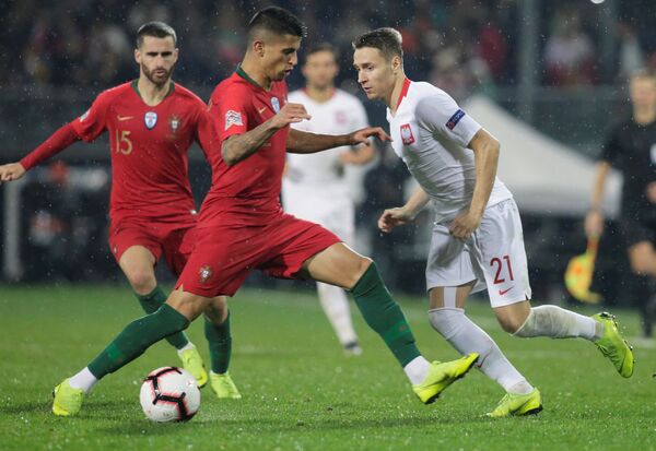 Игровой момент матча Португалия - Польша