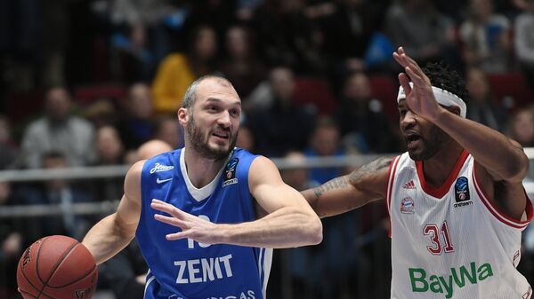 Баскетболист Зенита Марко Симонович (слева)