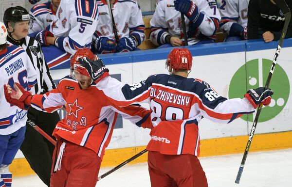 Хоккеисты ЦСКА Михаил Григоренко (слева) и Артём Блажиевский радуются заброшенной шайбе