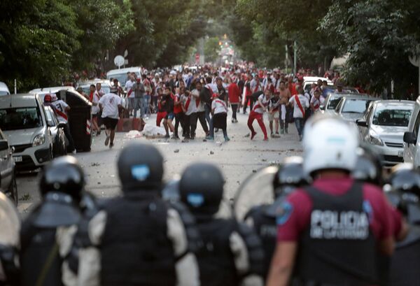 Беспорядки в Буэнос-Айресе перед финальным матчем Кубка Либертадорес между Бока Хуниорс и Ривер Плейтом