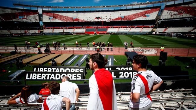 Болельщики Ривер Плейта в ожидании ответного финального матча Кубка либертадорес