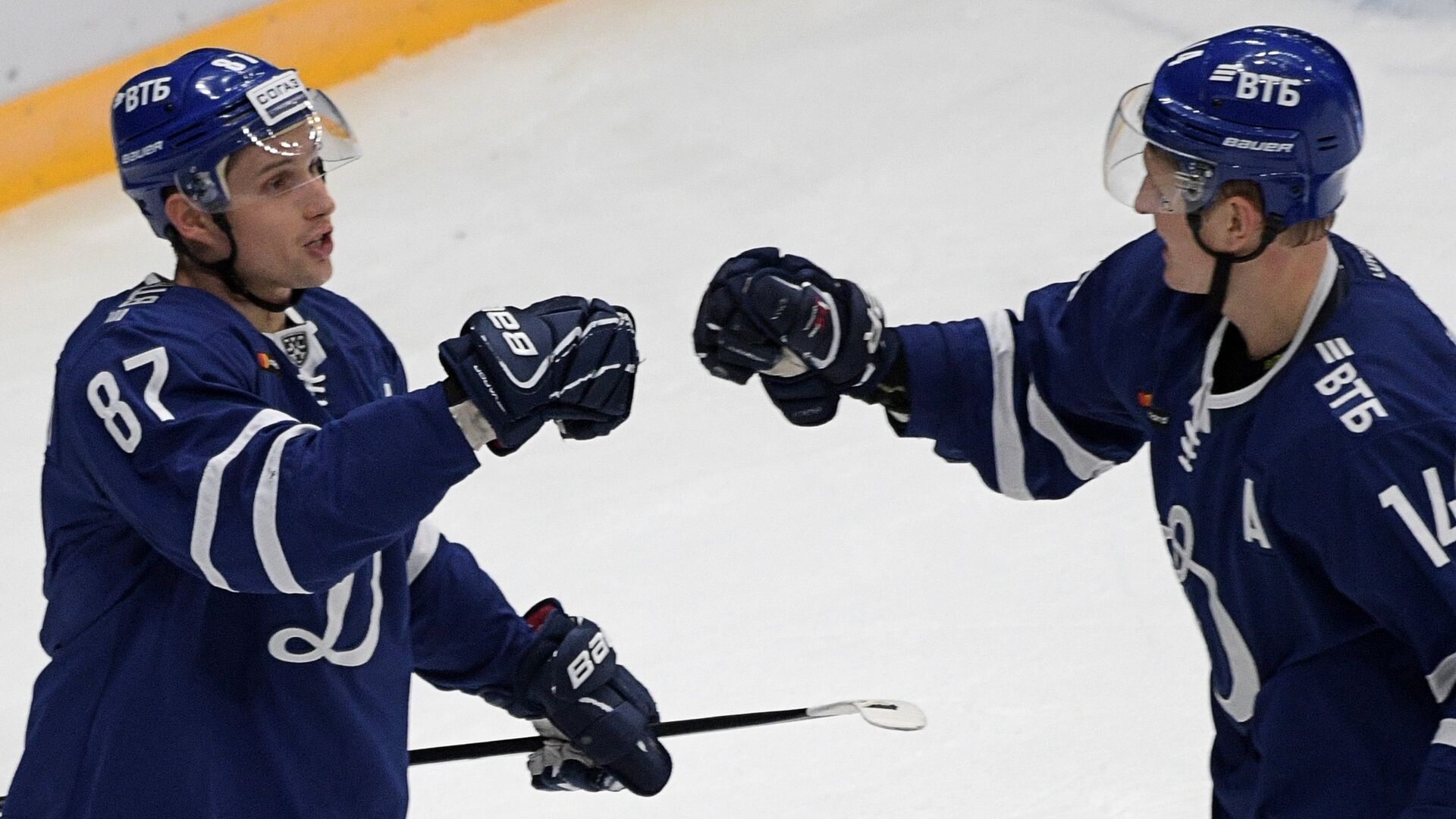 Слева направо: игрок ХК Динамо Вадим Шипачёв и игрок ХК Динамо Вячеслав Кулёмин - РИА Новости, 1920, 16.11.2020