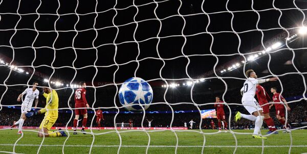 Форвард Пари Сен-Жермен Неймар радуется забитому мячу в ворота Ливерпуля