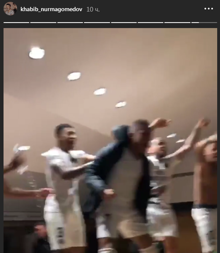 Футболисты ПСЖ празднуют победу над Ливерпулем