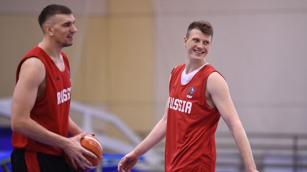 Игроки сборной России по баскетболу Андрей Воронцевич (справа) и Артем Клименко