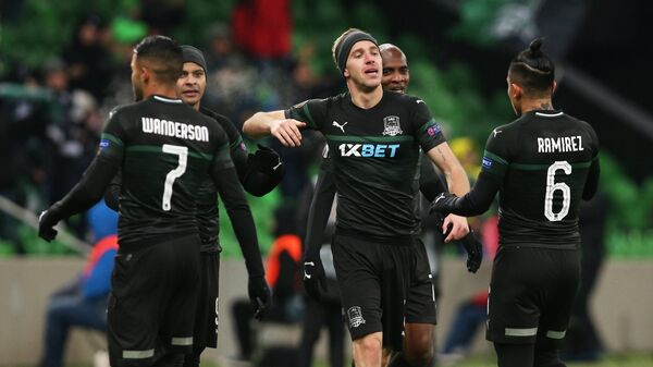 Футболисты Краснодара радуются забитому голу