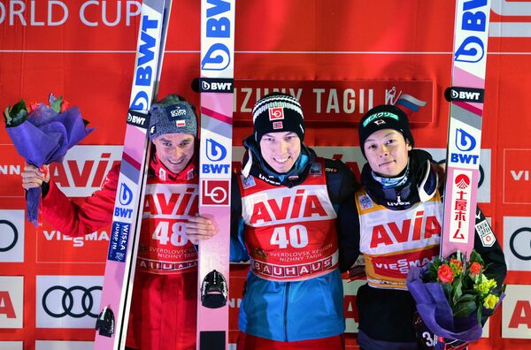 Слева направо: Петр Жила (Польша), занявший второе место, Йоханн Андре Форфанг (Норвегия), занявший первое место, и Рёю Кобаяси (Япония)