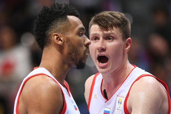 Баскетболисты сборной России Джоэл Боломбой (слева) и Андрей Воронцевич