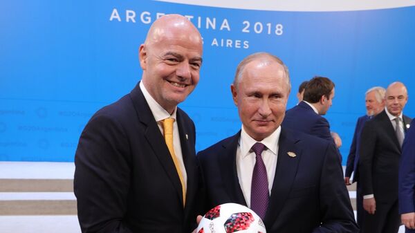 Джанни Инфантино (слева) и Владимир Путин (справа)